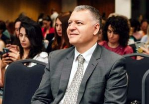 ქალი იყენებს დამატენიანებელ კრემს კანის მოვლისთვის კოვიდ-19-ის შემდეგ