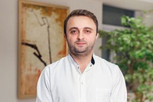 ნეიროქირურგი განიხილავს სმენის ნერვის სიმსივნის დიაგნოსტიკას