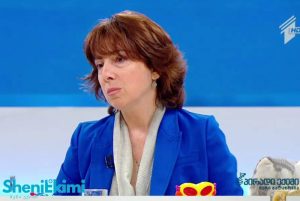 ექიმი ამოწმებს ბავშვის ცხვირს რინიტის დიაგნოსტიკისთვის