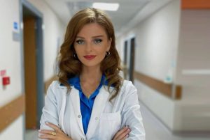 ქალი ვიტამინებსა და ჯანსაღ საკვებს ირჩევს ორგანიზმის გასამაგრებლად
