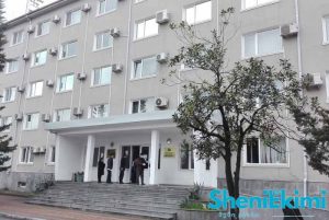 ორსული ქალი რომელიც იღებს მატერიალურ დახმარებას