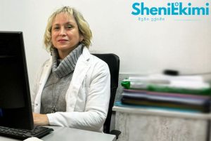 პედიატრი ასწავლის დედას ბავშვის ჭიების ამოცნობას
