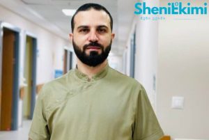 ქალი ხელების სიცივით, სისხლის მიმოქცევის პრობლემის ილუსტრაცია