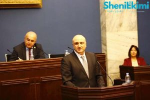 ჯანდაცვის მინისტრი ზურაბ აზარაშვილი პარლამენტში გამოსვლისას