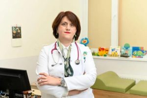 ანტიბიოტიკების აბები და კაფსულები სამედიცინო ფონზე