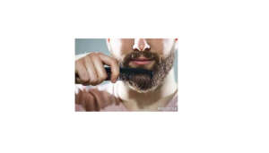 მამაკაცი მოწესრიგებული წვერით წვერის მოვლის პროცესი