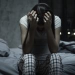 როგორ მოქმედებს უძილობა თქვენი კანის მდგომარეობაზე ქალი კანის მოვლის დროს ღამით ძილის რეჟიმის გაუმჯობესებისთვის