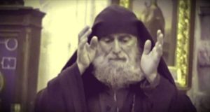 გაბრიელ ბერმა ხელები ზეცისკენ აღაპყრო ლოცვის დროს