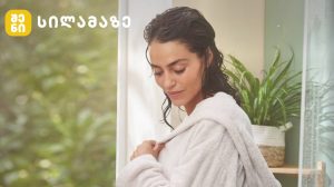 ქალი ძილის დროს კომფორტულ საწოლში ჯანსაღი ძილის რეჟიმი