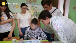 მოსწავლეები ბავშვთა სახლში საჩუქრებით ესტუმრნენ