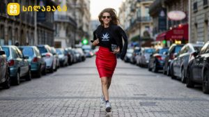 ქალი სარკესთან მაკიაჟის დადებისას დილით სჩქარობს