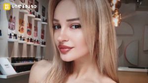თაკო საზინა ქალიშვილ მატილდასთან ერთად საახალწლო დეკორაციებთან