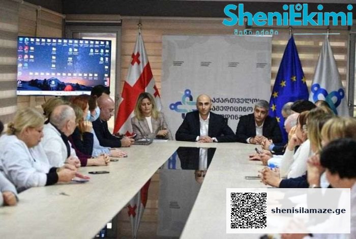 ჯანდაცვის მინისტრის მოადგილემ რესპუბლიკური საავადმყოფოს თანამშრომლებს კლინიკასთან დაკავშირებული სამომავლო გეგმებისა და კომპენსაციების შესახებ ინფორმაცია მიაწოდა | შენი სილამაზე